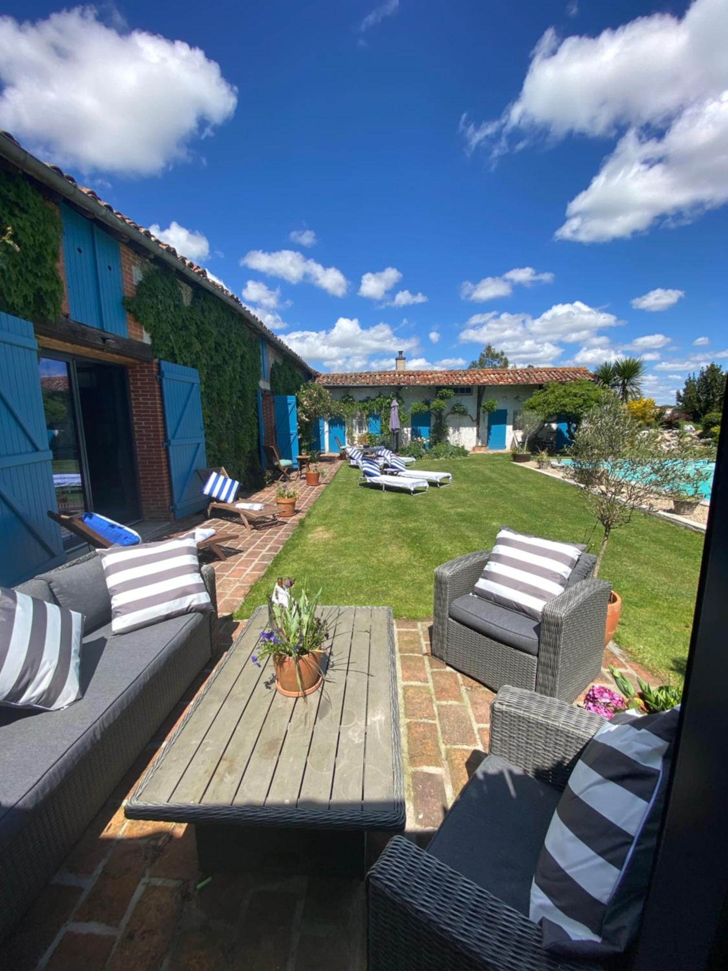 Bed and Breakfast Domaine Du Tafiart Sarron Exterior foto