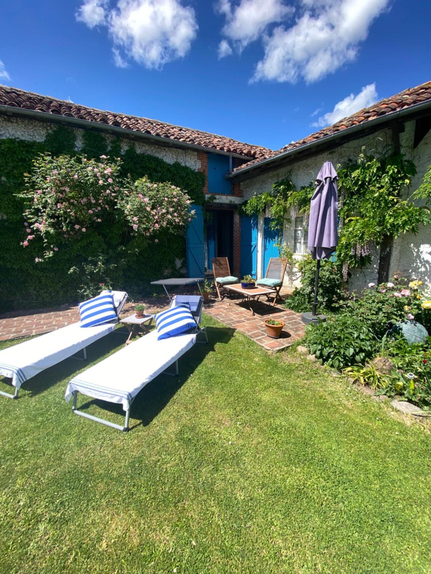 Bed and Breakfast Domaine Du Tafiart Sarron Exterior foto