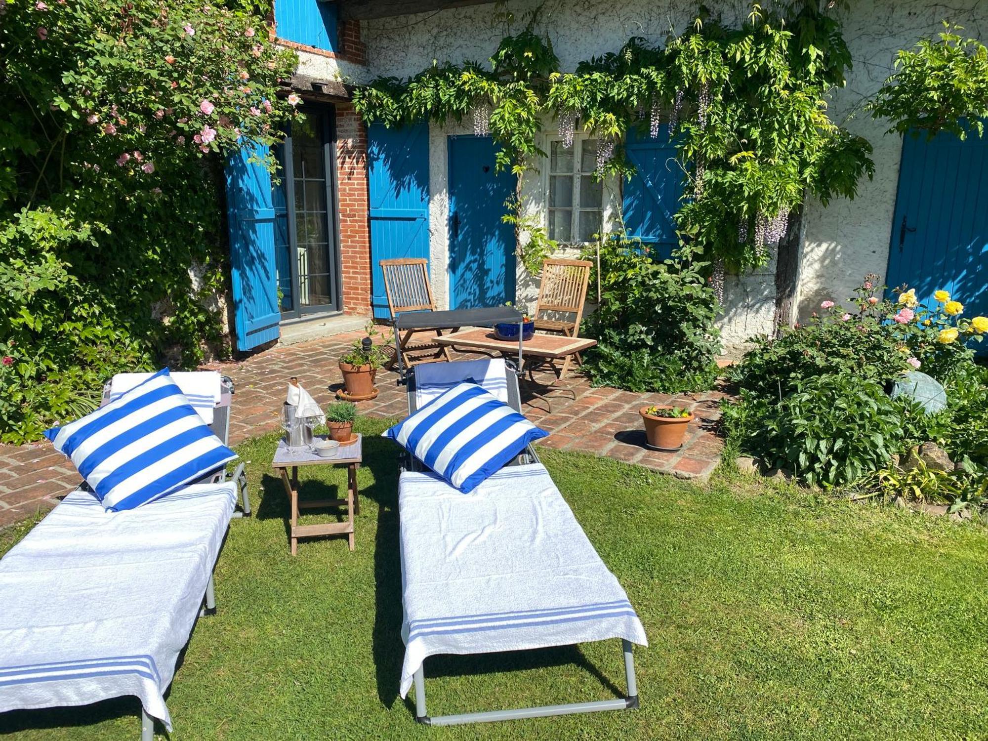 Bed and Breakfast Domaine Du Tafiart Sarron Exterior foto