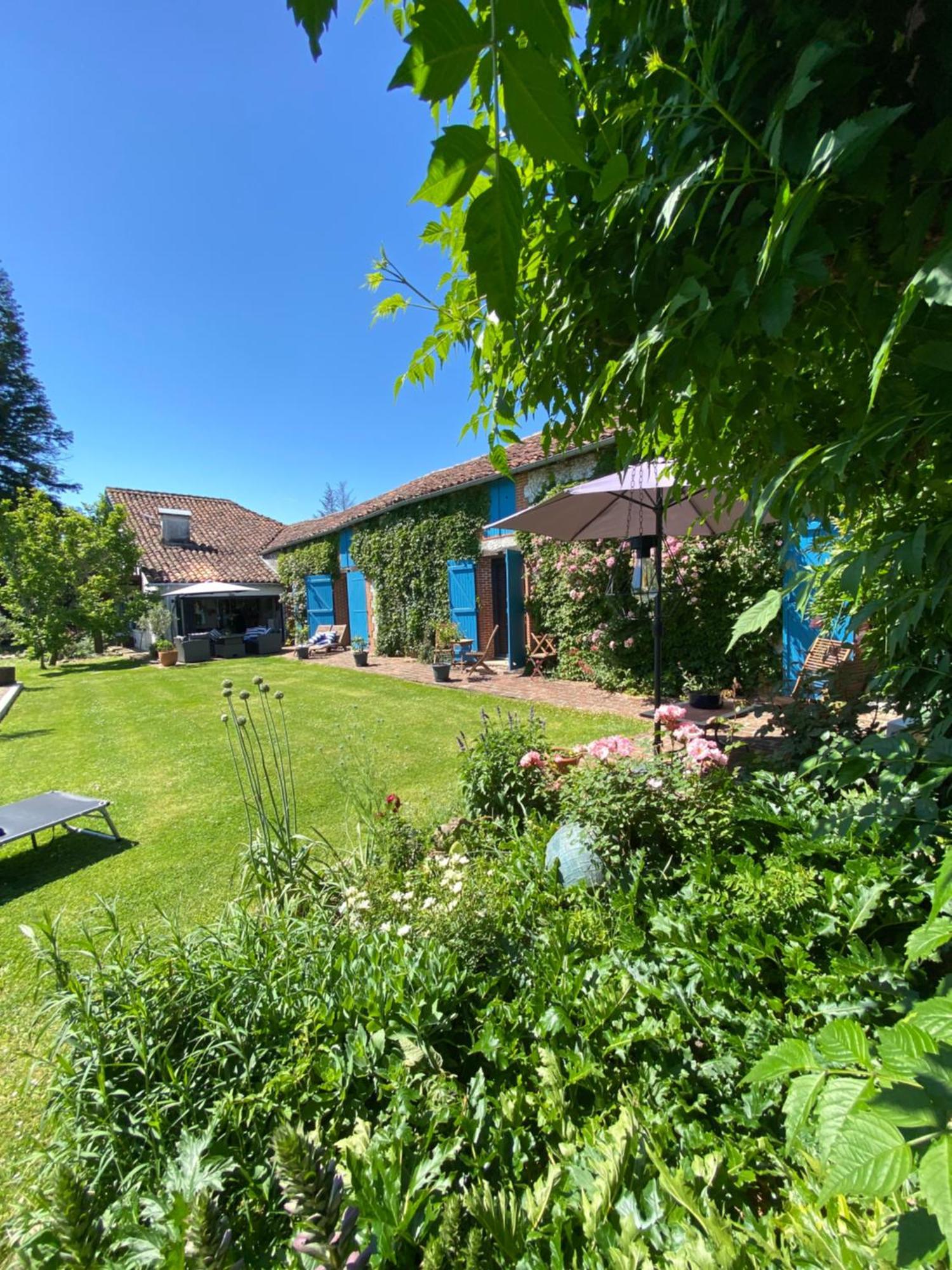 Bed and Breakfast Domaine Du Tafiart Sarron Exterior foto