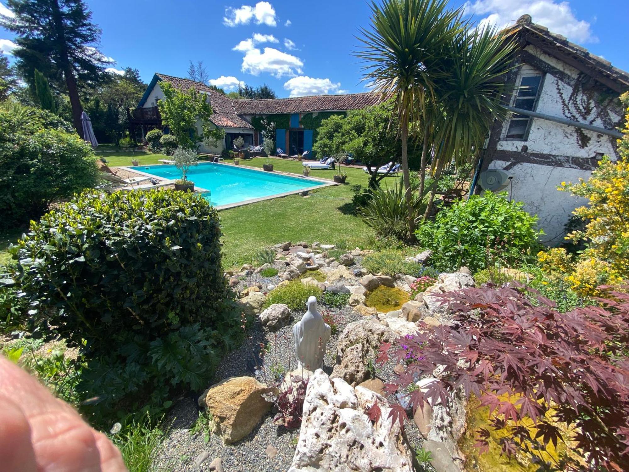 Bed and Breakfast Domaine Du Tafiart Sarron Exterior foto